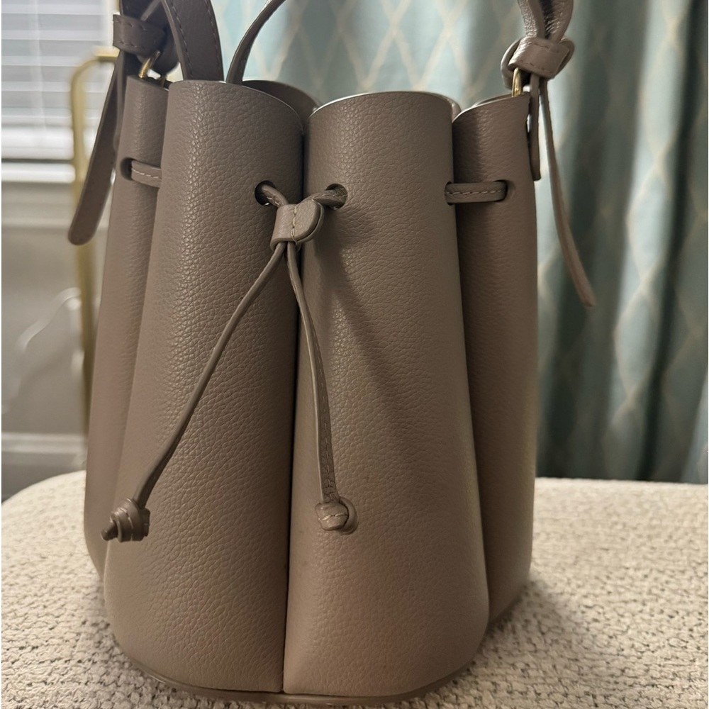 Polene Numéro Huit Mini
EDITION TEXTURED TAUPE